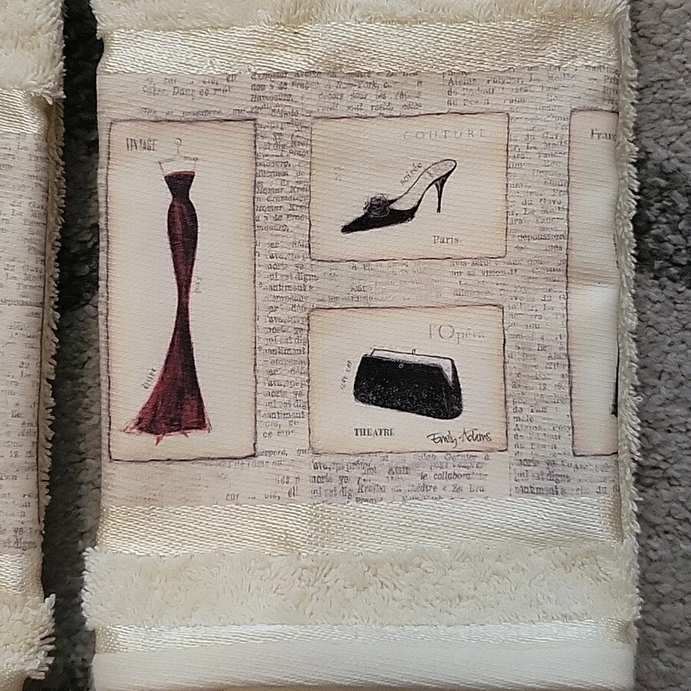 Set of 2 accent towels.